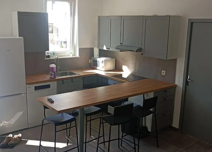 Neuf - 2 - 4 à 5 Personnes.