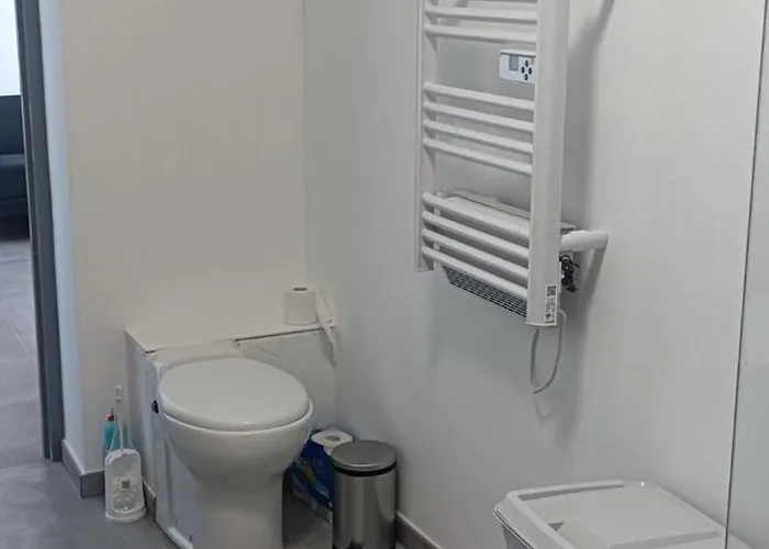 Neuf - 2 - 4 à 5 Personnes. *